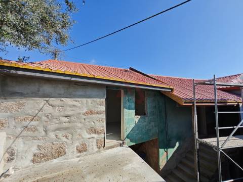 Moradia Bifamiliar T2 + T1 Totalmente Renovada – Tagilde, Vizela