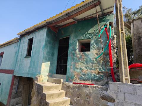 Moradia Bifamiliar T2 + T1 Totalmente Renovada – Tagilde, Vizela