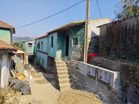 Moradia Bifamiliar T2 + T1 Totalmente Renovada – Tagilde, Vizela