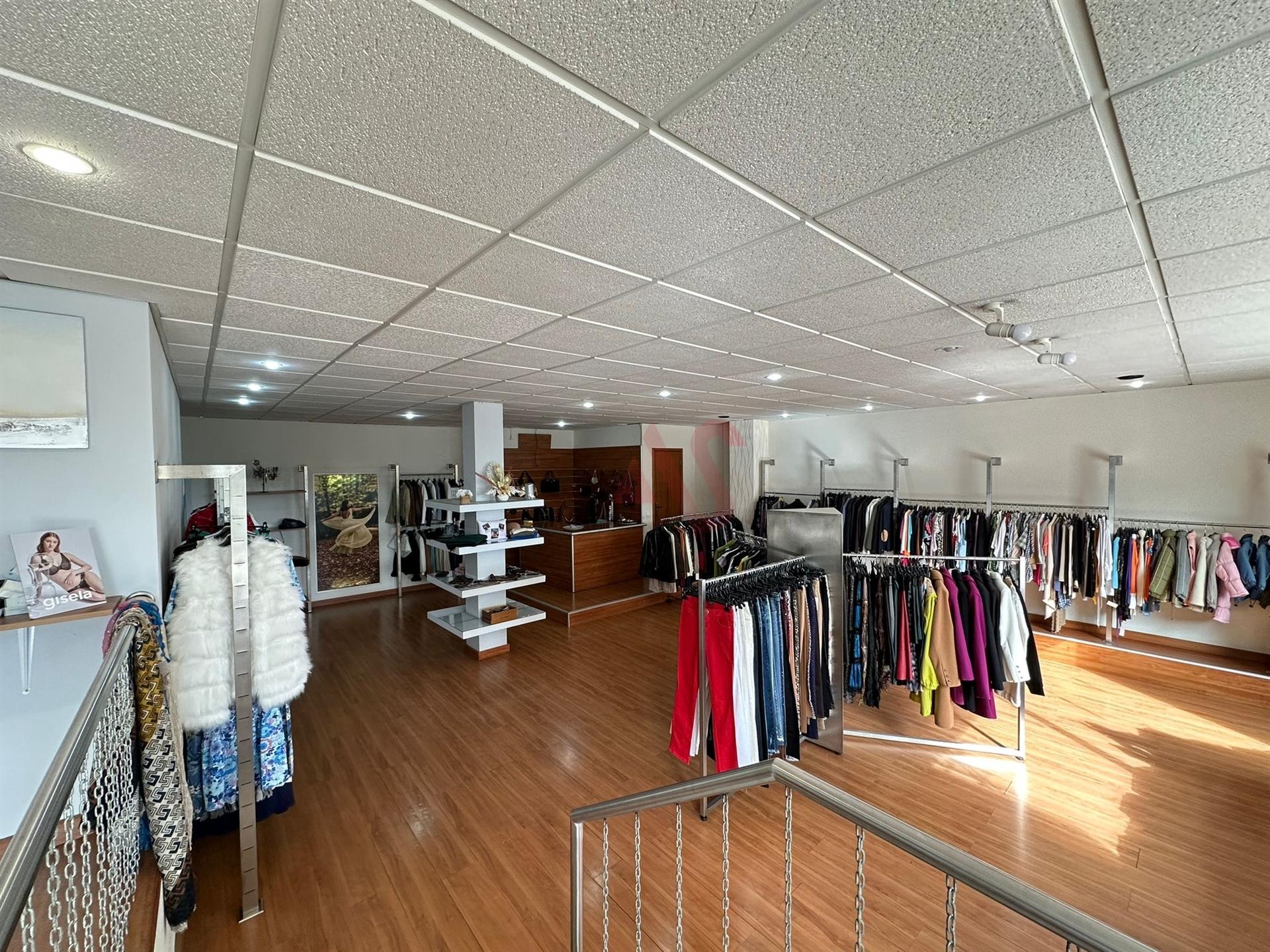 Loja Comercial com 118 m² | Excelente Montra | Zona Central de Nespereira, Guimarães