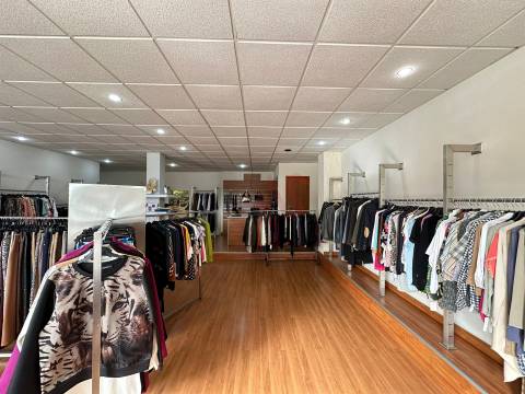 Loja Comercial com 118 m² | Excelente Montra | Zona Central de Nespereira, Guimarães