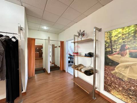 Loja Comercial com 118 m² | Excelente Montra | Zona Central de Nespereira, Guimarães
