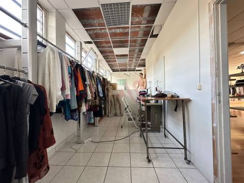 Loja Comercial com 118 m² | Excelente Montra | Zona Central de Nespereira, Guimarães