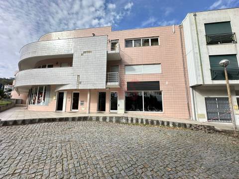 Loja Comercial com 118 m² | Excelente Montra | Zona Central de Nespereira, Guimarães