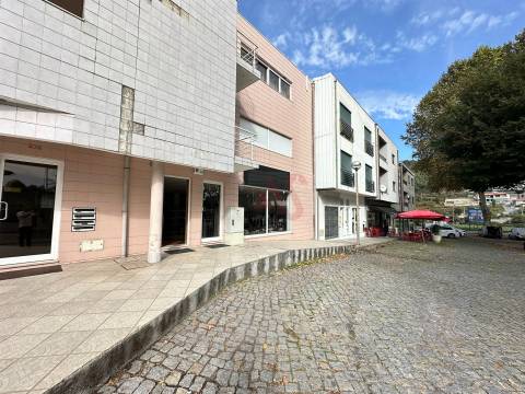 Loja Comercial com 118 m² | Excelente Montra | Zona Central de Nespereira, Guimarães