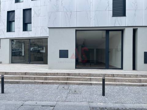 Loja nova com 159,05 m2 no centro de Lousada