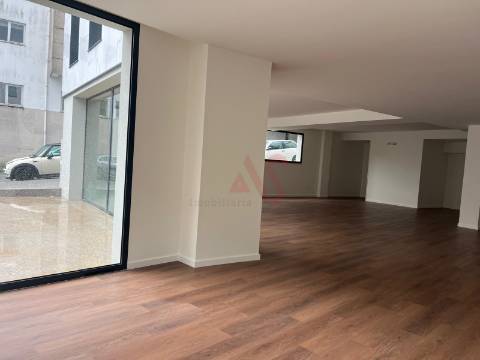 Loja nova com 159,05 m2 no centro de Lousada