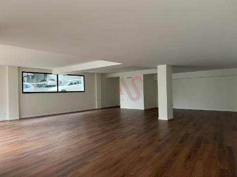 Loja nova com 159,05 m2 no centro de Lousada