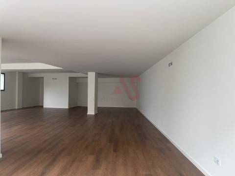 Loja nova com 159,05 m2 no centro de Lousada