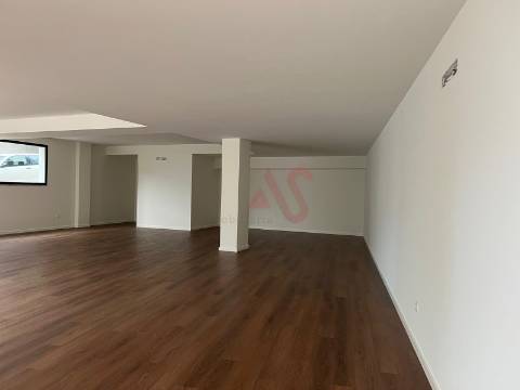 Loja nova com 159,05 m2 no centro de Lousada