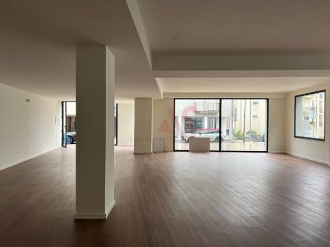 Loja nova com 159,05 m2 no centro de Lousada