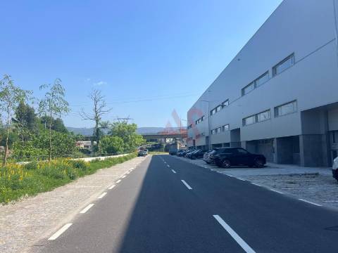 Pavilhão com licença para indústria em S. Martinho do Campo junto à VIM