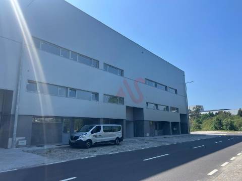 Pavilhão com licença para indústria em S. Martinho do Campo junto à VIM