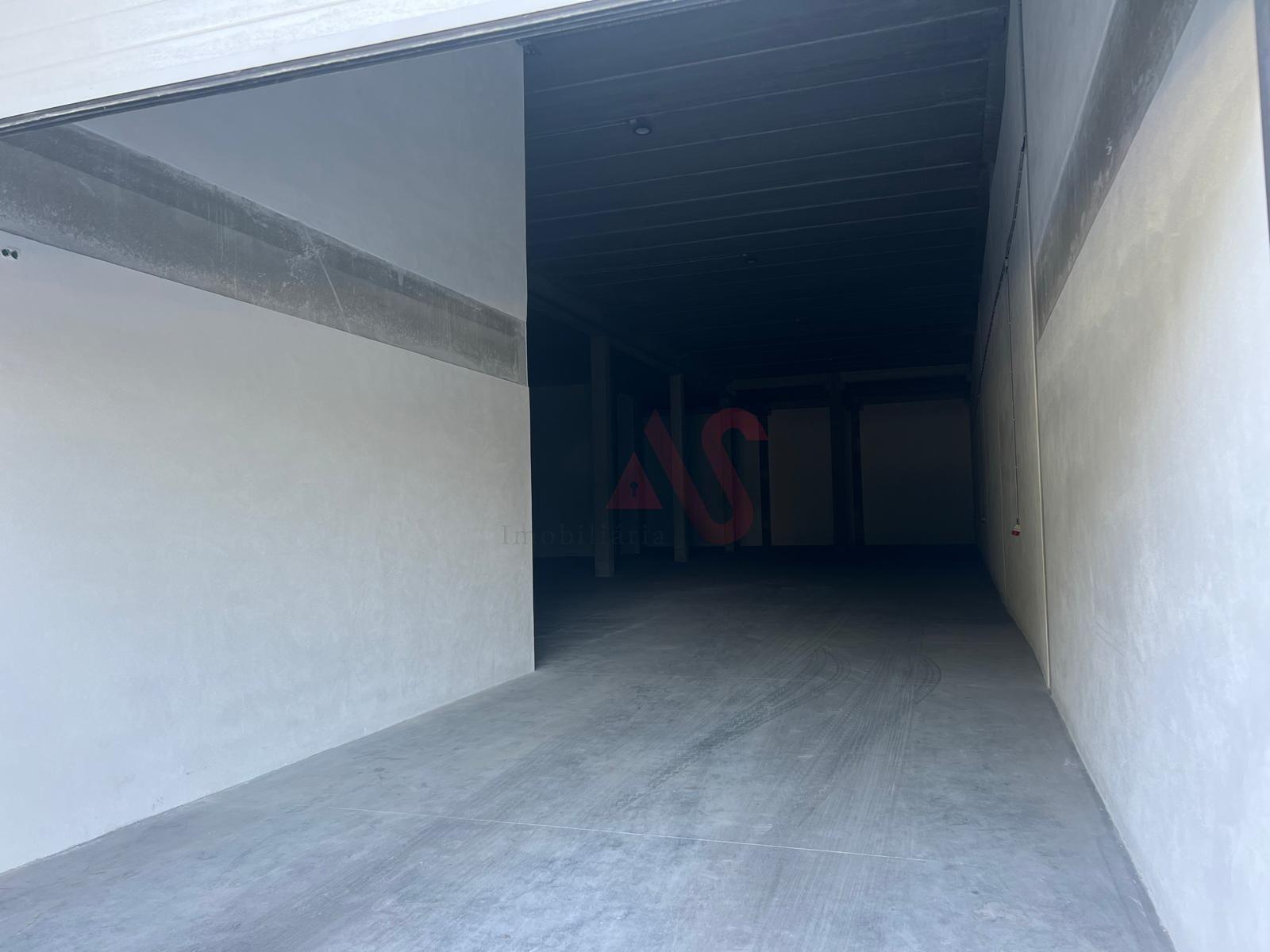 Pavilhão com licença para indústria em S. Martinho do Campo junto à VIM