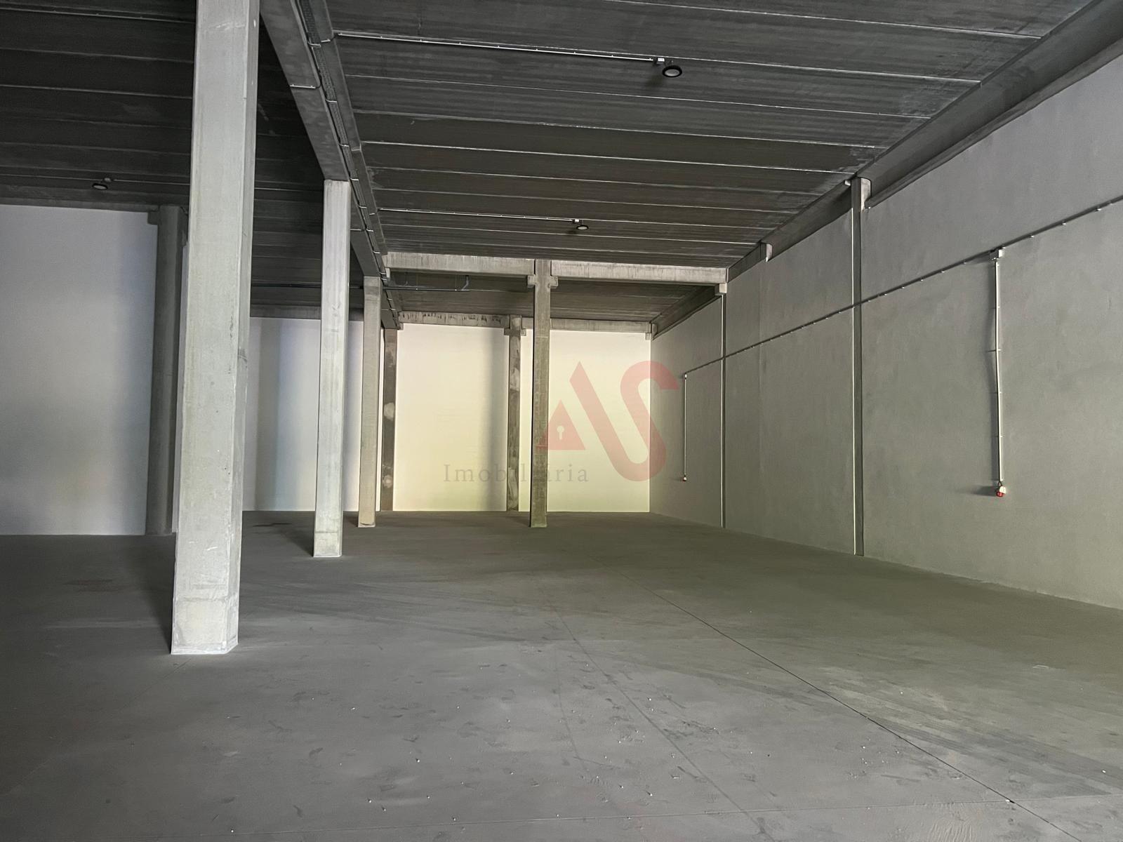 Pavilhão com licença para indústria em S. Martinho do Campo junto à VIM
