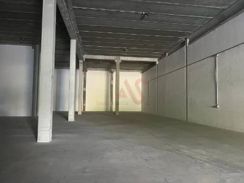 Pavilhão com licença para indústria em S. Martinho do Campo junto à VIM