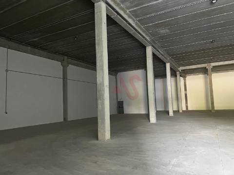 Pavilhão com licença para indústria em S. Martinho do Campo junto à VIM