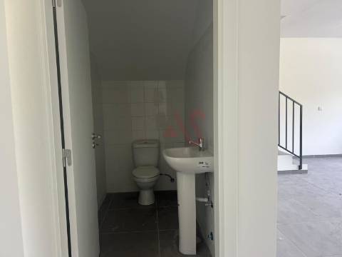 Pavilhão com licença para indústria em S. Martinho do Campo junto à VIM