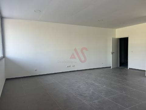 Pavilhão com licença para indústria em S. Martinho do Campo junto à VIM