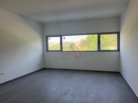 Pavilhão com licença para indústria em S. Martinho do Campo junto à VIM