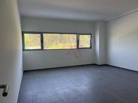 Pavilhão com licença para indústria em S. Martinho do Campo junto à VIM