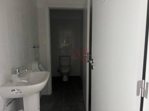 Pavilhão com licença para indústria em S. Martinho do Campo junto à VIM