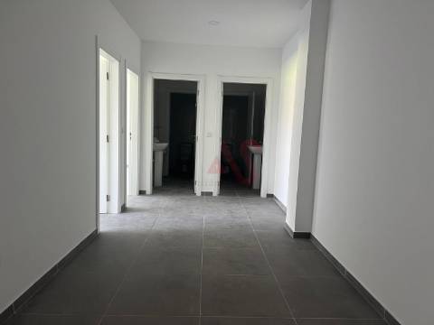 Pavilhão com licença para indústria em S. Martinho do Campo junto à VIM