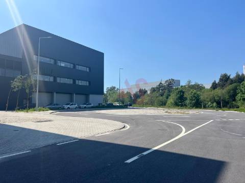 Pavilhão com licença para indústria em S. Martinho do Campo junto à VIM