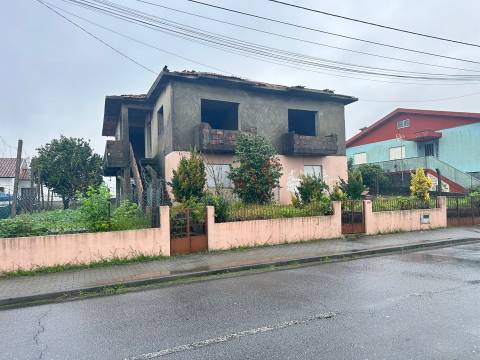 Moradia Bifamiliar para Recuperar em Abação – Guimarães