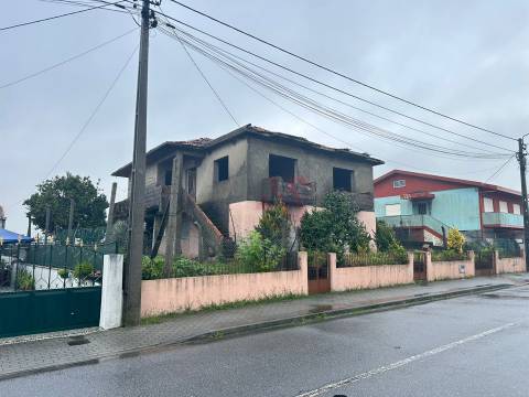 Moradia Bifamiliar para Recuperar em Abação – Guimarães