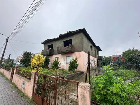 Moradia Bifamiliar para Recuperar em Abação – Guimarães