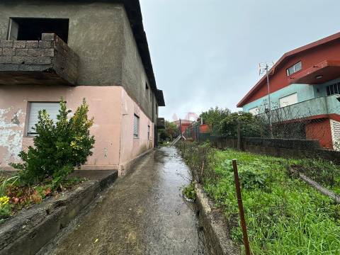 Moradia Bifamiliar para Recuperar em Abação – Guimarães