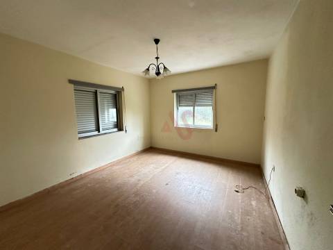 Moradia Bifamiliar para Recuperar em Abação – Guimarães