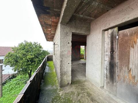 Moradia Bifamiliar para Recuperar em Abação – Guimarães