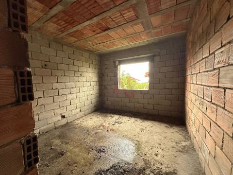 Moradia Bifamiliar para Recuperar em Abação – Guimarães