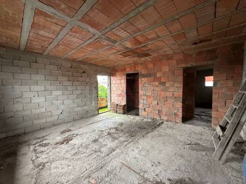 Moradia Bifamiliar para Recuperar em Abação – Guimarães