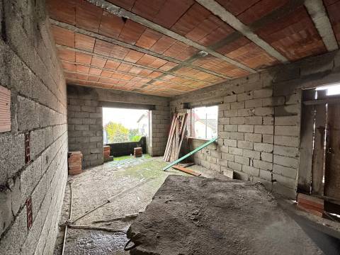 Moradia Bifamiliar para Recuperar em Abação – Guimarães