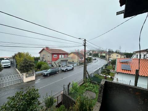 Moradia Bifamiliar para Recuperar em Abação – Guimarães