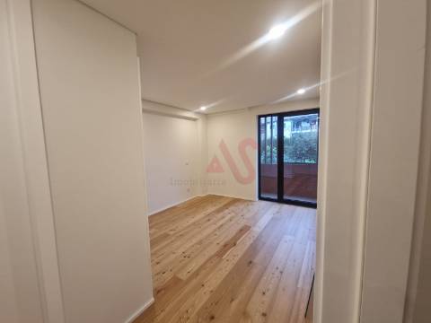 Apartamento T2 no rés-do-chão em Creixomil, Guimarães