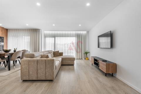 Apartamento T3 com Acabamentos Modernos e Varanda com Churrasqueira - Fornelos, Fafe