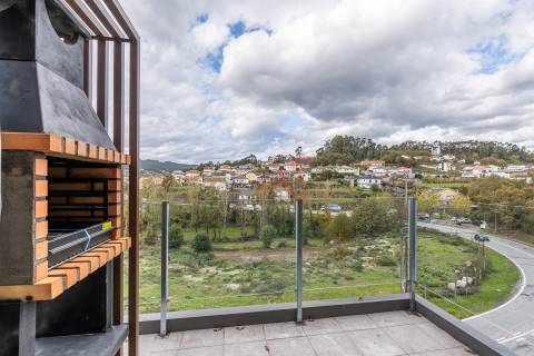 Apartamento T3 com Acabamentos Modernos e Varanda com Churrasqueira - Fornelos, Fafe