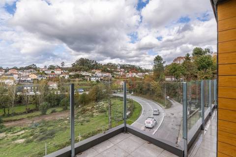 Apartamento T3 com Acabamentos Modernos e Varanda com Churrasqueira - Fornelos, Fafe