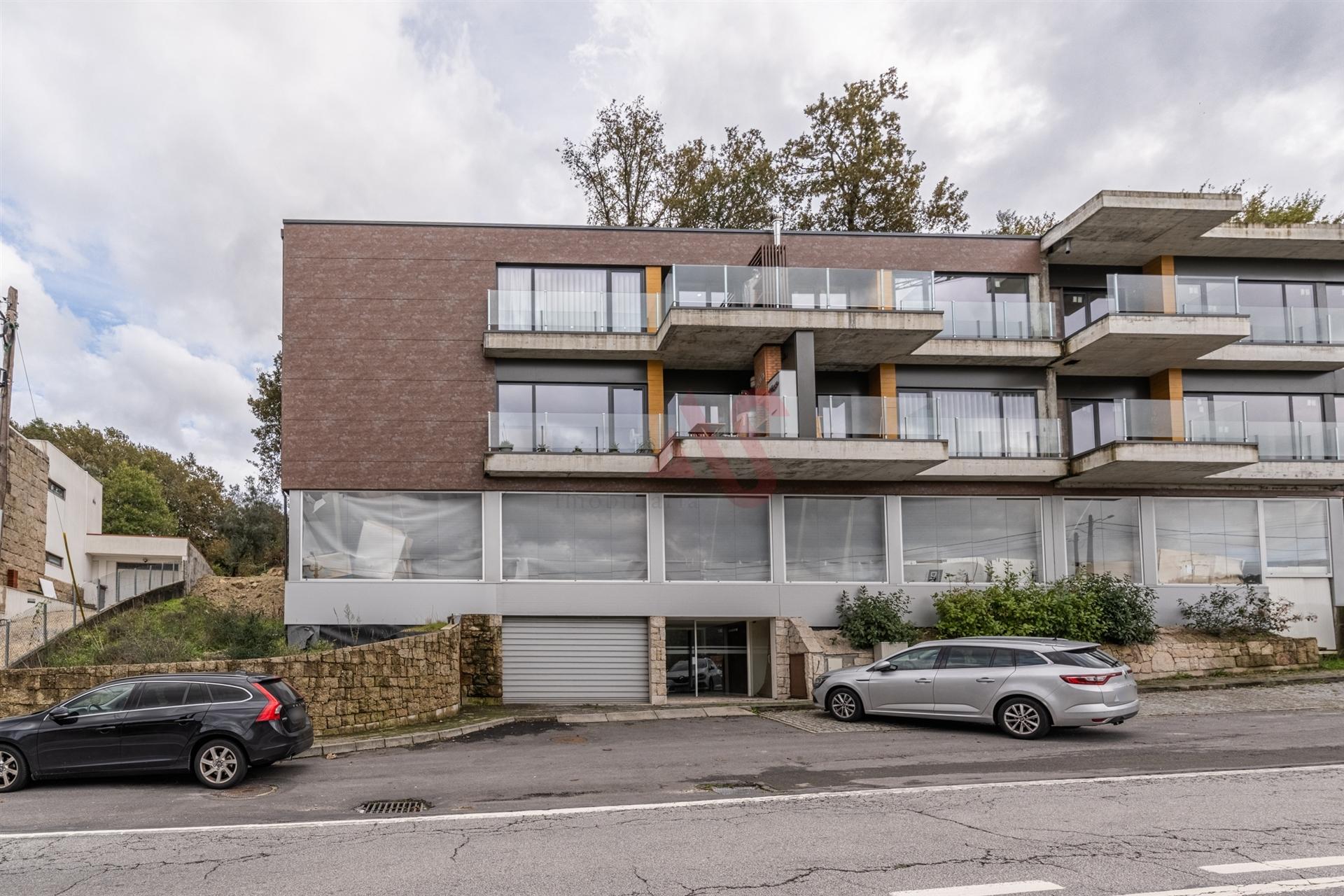 Apartamento T3 com Acabamentos Modernos e Varanda com Churrasqueira - Fornelos, Fafe