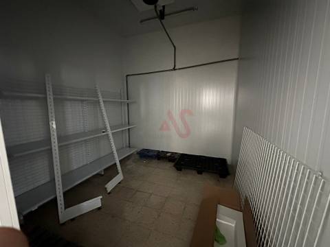 Armazém para arrendamento em Creixomil, Guimarães | Frio Negativo e Positivo | 7 Estacionamentos