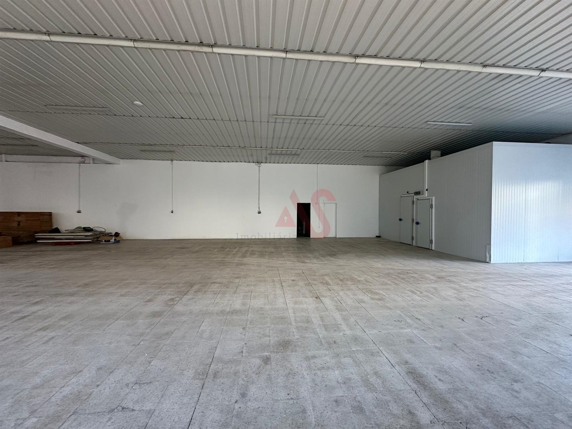 Armazém para arrendamento em Creixomil, Guimarães | Frio Negativo e Positivo | 7 Estacionamentos