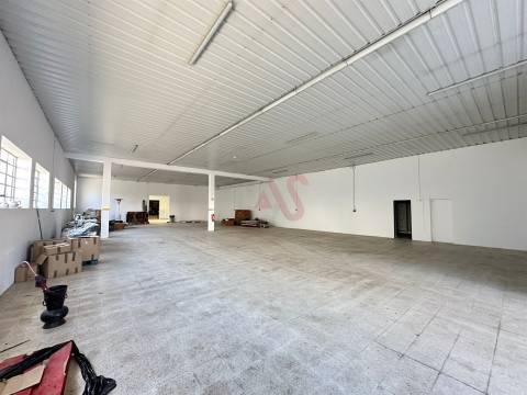 Armazém para arrendamento em Creixomil, Guimarães | Frio Negativo e Positivo | 7 Estacionamentos