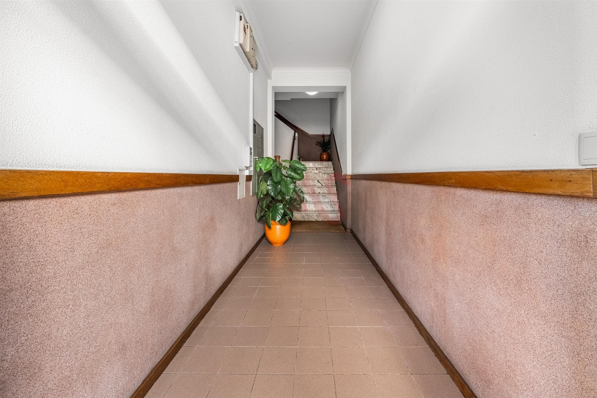 Apartamento T2 em Guimarães com Garagem,  Varanda, Cozinha equipada, Ar Condicionado