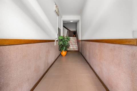 Apartamento T2 em Guimarães com Garagem,  Varanda, Cozinha equipada, Ar Condicionado