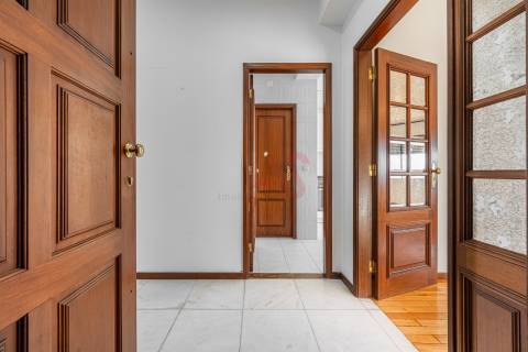 Apartamento T2 em Guimarães com Garagem,  Varanda, Cozinha equipada, Ar Condicionado