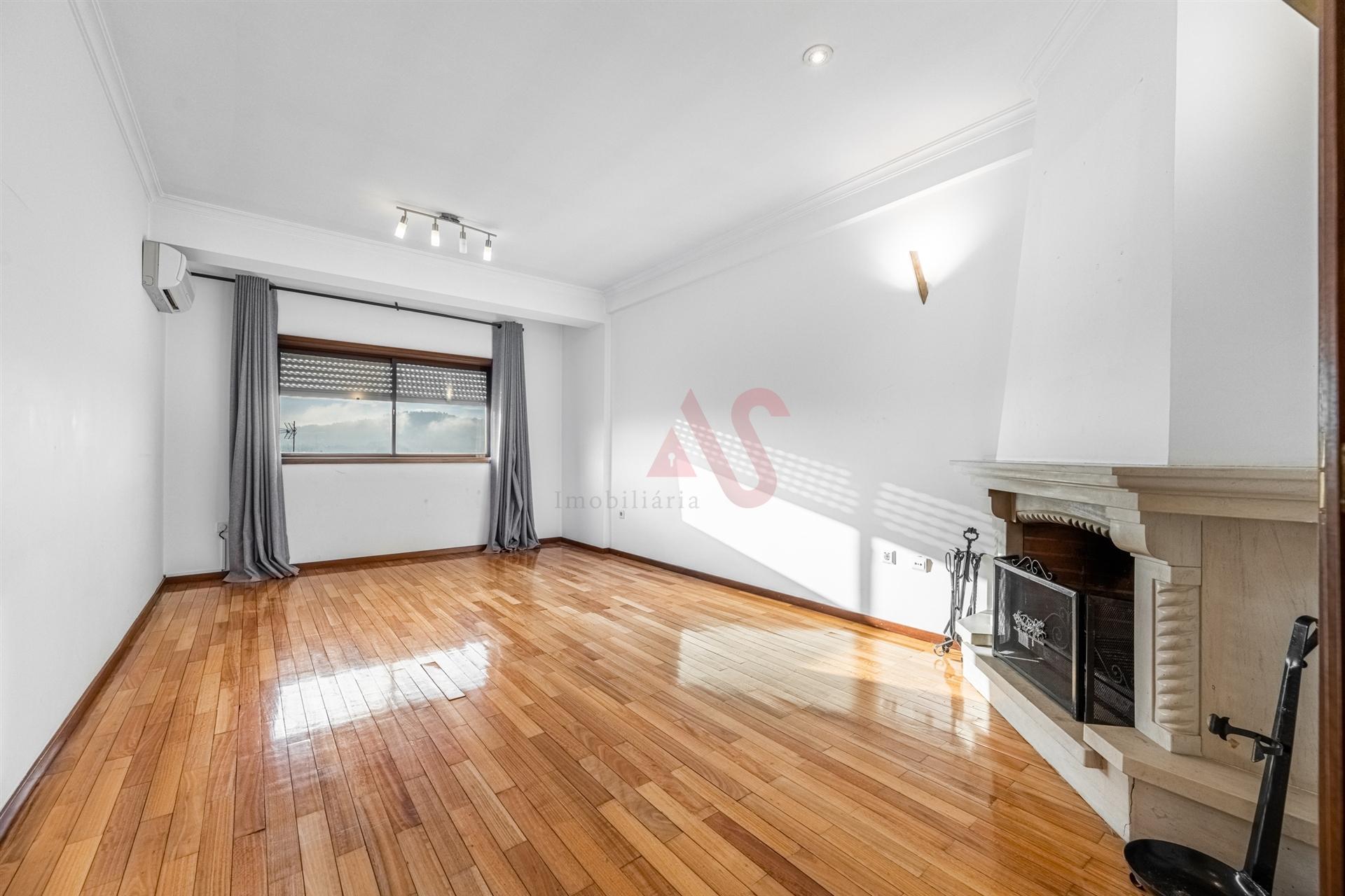 Apartamento T2 em Guimarães com Garagem,  Varanda, Cozinha equipada, Ar Condicionado